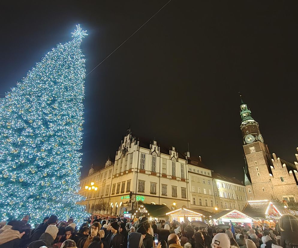 Największa choinka we Wrocławiu już rozświetlona! Tłumy powitały Świętego Mikołaja 