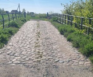 Ludzie sami wyrywają chaszcze na torach. Tak walczą o reaktywację linii kolejowej nr 241 z Tucholi do Koronowa