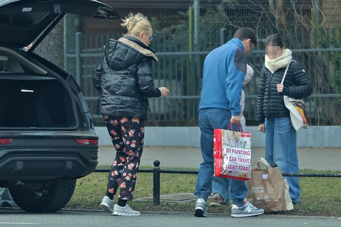 Agata Młynarska. Babcia Agata buszuje po sklepie.