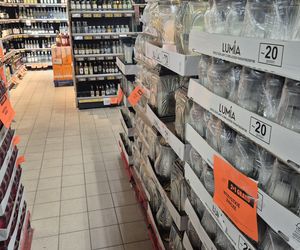 Ceny zniczy 2025. Tyle za znicze trzeba zapłacić w Biedronce. Czy jest taniej niż przed rokiem?