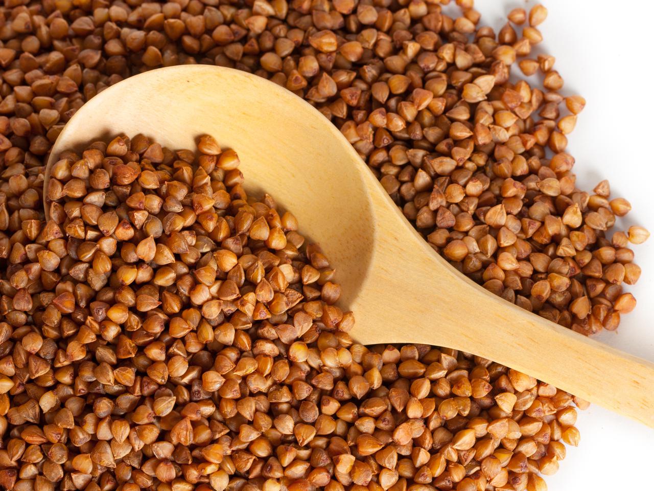 Sałatka z kaszą gryczaną, ogórkiem i papryką [łatwy przepis]