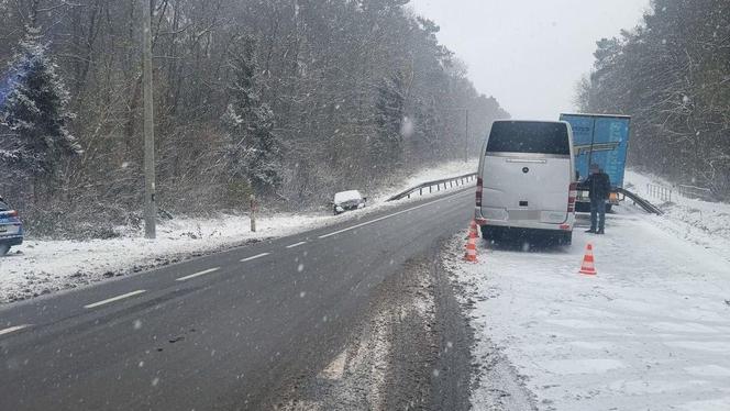 Atak zimy w woj. lubelskim. Na drogach w regionie wiele wypadków i kolizji