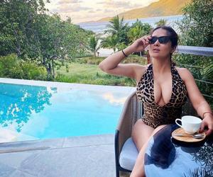 Salma Hayek płynie ku wakacjom! Ciało 57-latki ucieka z bikini