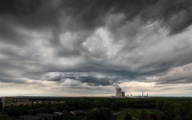Chmury typu asperitas nad Jaworznem. Widok jak z apokaliptycznego filmu 