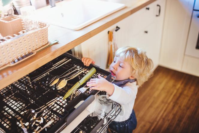 Zabezpieczenia kuchennych szafek przed małym dzieckiem – zasady i pomocne gadżety