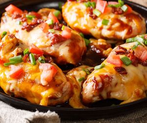 Piersi  z kurczaka zapiekane pod serowo-bekonową pierzynką. Dawno nie jadłam nic lepszego