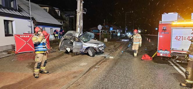 Opel zatrzymał się na słupie, dwóch 20-latków nie żyje