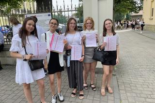Uczniowie I LO w Nowym Sączu po zakończeniu roku szkolnego 