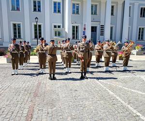 Na Skwerze Niepodległości w Siedlcach można było wysłuchać okolicznościowych przemówień i Apelu Pamięci Oręża Polskiego