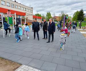 Nowy plac zabaw przy SP nr 8 w Siedlcach jest ogólnodostępny dla wszystkich mieszkańców miasta i dostosowany do potrzeb osób z niepełnosprawnością ruchową