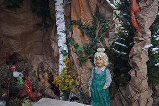 Trwa instalowanie szopki bożonarodzeniowej Franciszkanów w Poznaniu