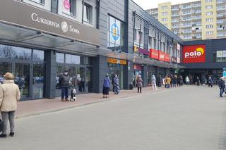 Kolejki przed sklepami w Bydgoszczy