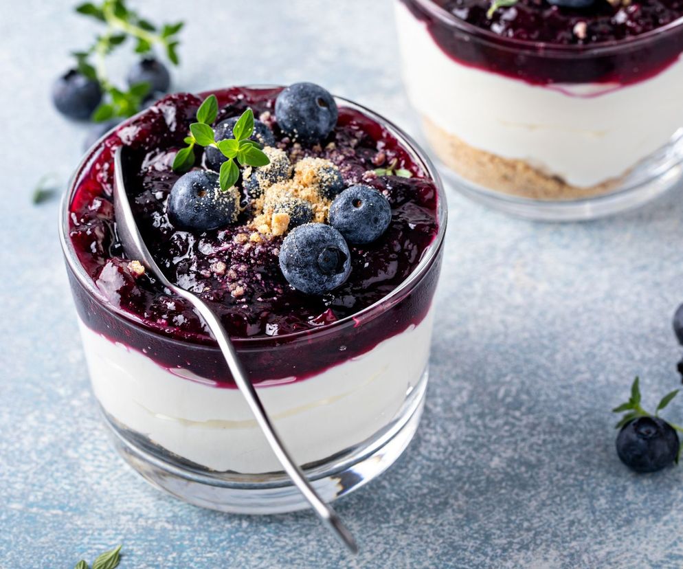 deser śmietankowy z jagodami