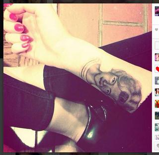 Miley Cyrus ma nowy tatuaz (1)