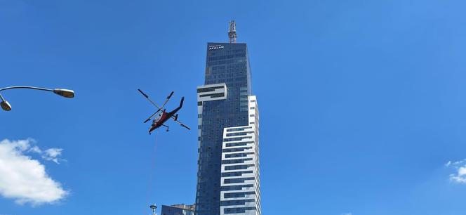 Montaż iglicy na Olszynki Park z użyciem helikoptera