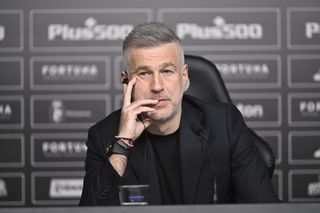 Nowy trener Legii Edward Iordanescu to klon słynnego aktora z Hollywood! Zobaczcie sami, podobni? 