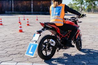 31-latka motocyklem wjechała w ogrodzenie WORD-u! Wypadek na egzaminie w Lesznie