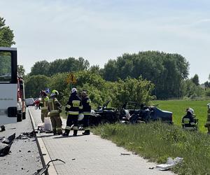 Potworny wypadek w Brwinowie. Czołowe zderzenie ciężarówki z BMW. Lekarze kilkadziesiąt minut walczyli o życie kierowcy