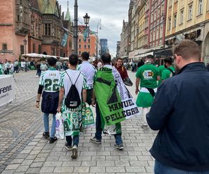 Gorąco przed finałem Ligi Konferencji we Wrocławiu. Tysiące kibiców na Rynku 