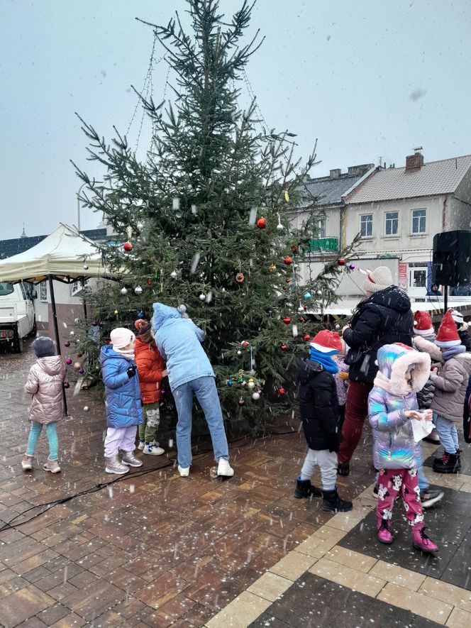 Na rynku w Mordach stanęła choinka