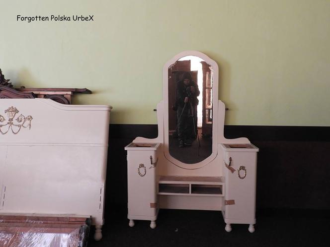 Pusta flaszka na stole, komputery i dziecięce zabawki w pokojach. Tajemniczy hotel na granicy polsko-czeskiej [ZDJĘCIA]