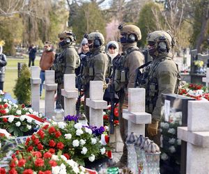 Joanna Racewicz ociera łzy przy grobie męża, pocieszyła ją Barbara Nowacka