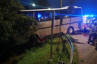 Autobus zderzył się z samochodem i przeciął barierki. Na pokładzie 33 osoby