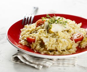 Przepis na risotto makaronowe z kurczakiem i warzywami