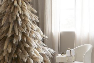 Jak ubrać choinkę w stylu boho? Kaszmirowe choinki z traw to hit 2025. Zobacz inspiracje