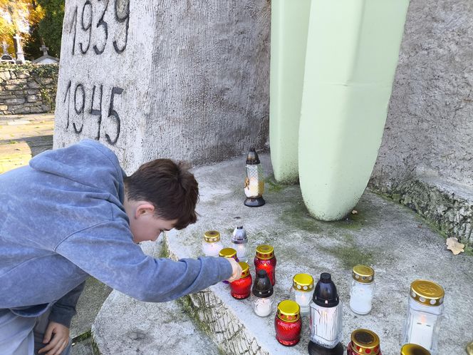 Słoneczna pogoda sprzyjała. 32. Kwesta Na Odnowę Zabytków Starego Cmentarza w Tarnowie