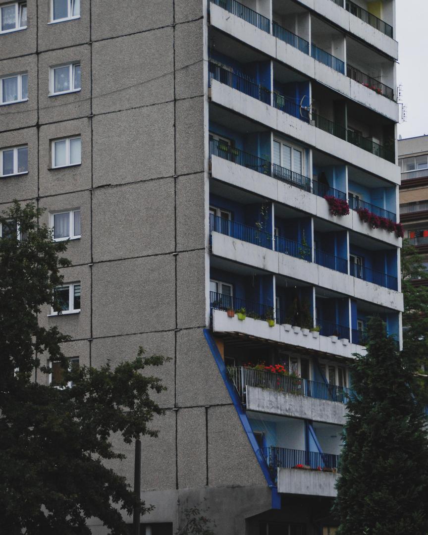 Architektura PRL w Krakowie - zobacz najpiękniejsze bloki, hotele, kino i inne budynki, które warto odwiedzić