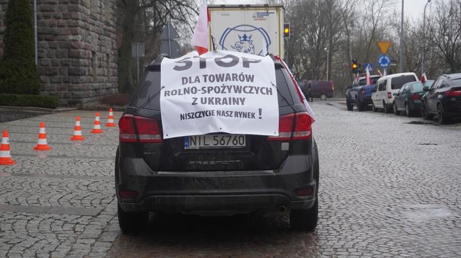 „Zielony Ład=Głód”, „Mleko nie jest z Biedronki”. Te hasła pojawiły się na proteście rolników w Olsztynie