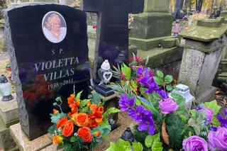 Grób Violetty Villas łatwo przeoczyć. Wielka gwiazda ma skromny nagrobek na Powązkach