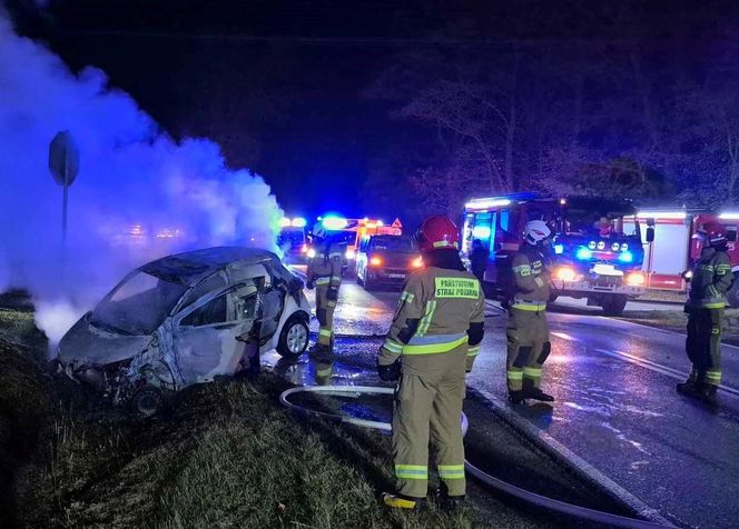 Na DK 63 auto stanęło w płomieniach po zderzeniu z innym samochodem