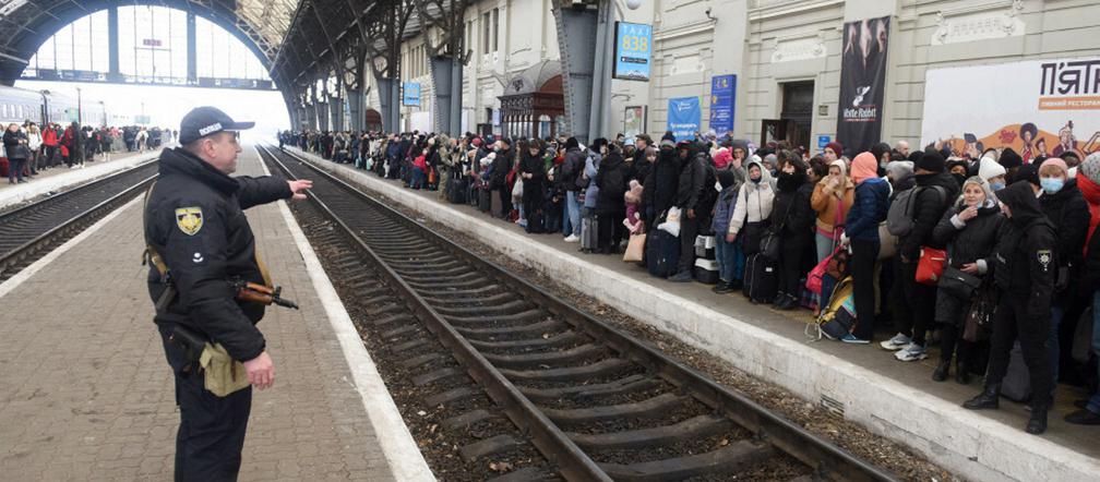 Ukraińcy uciekają przed wojną. Szturm na pociągi i autobusy we Lwowie