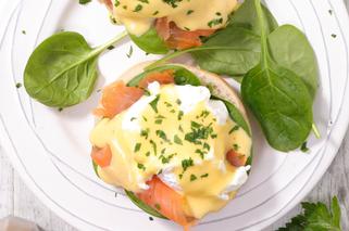 Jajka zapiekane z łososiem: przepis na wykwintne zimowe śniadanie + WIDEO
