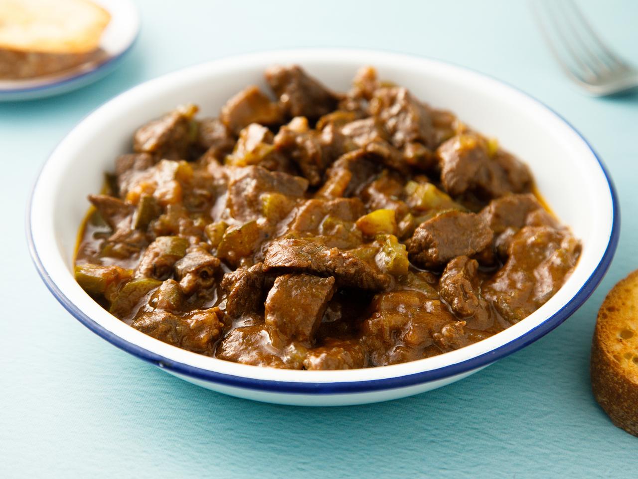 Czeski gulasz wołowy z korniszonami