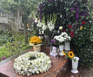 To już 7 lat, jak nie ma z nami Kory. Tak dzisiaj wygląda grób gwiazdy Maanamu
