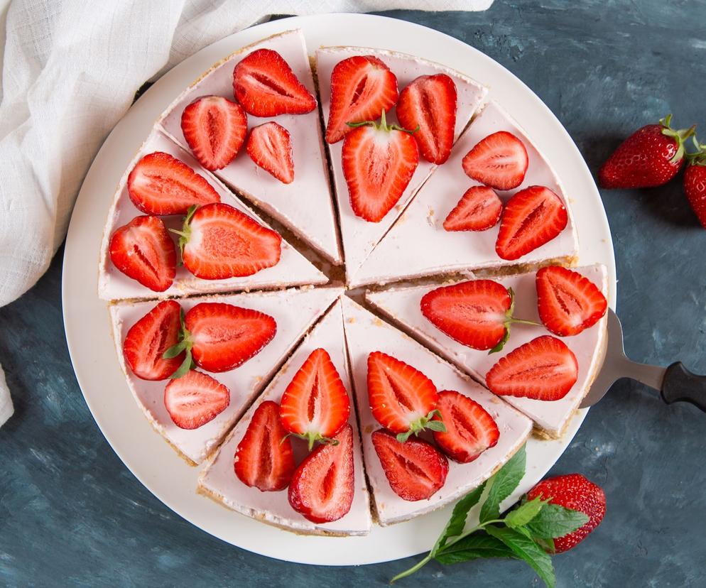 keto ciasto z truskawkami bez pieczenia