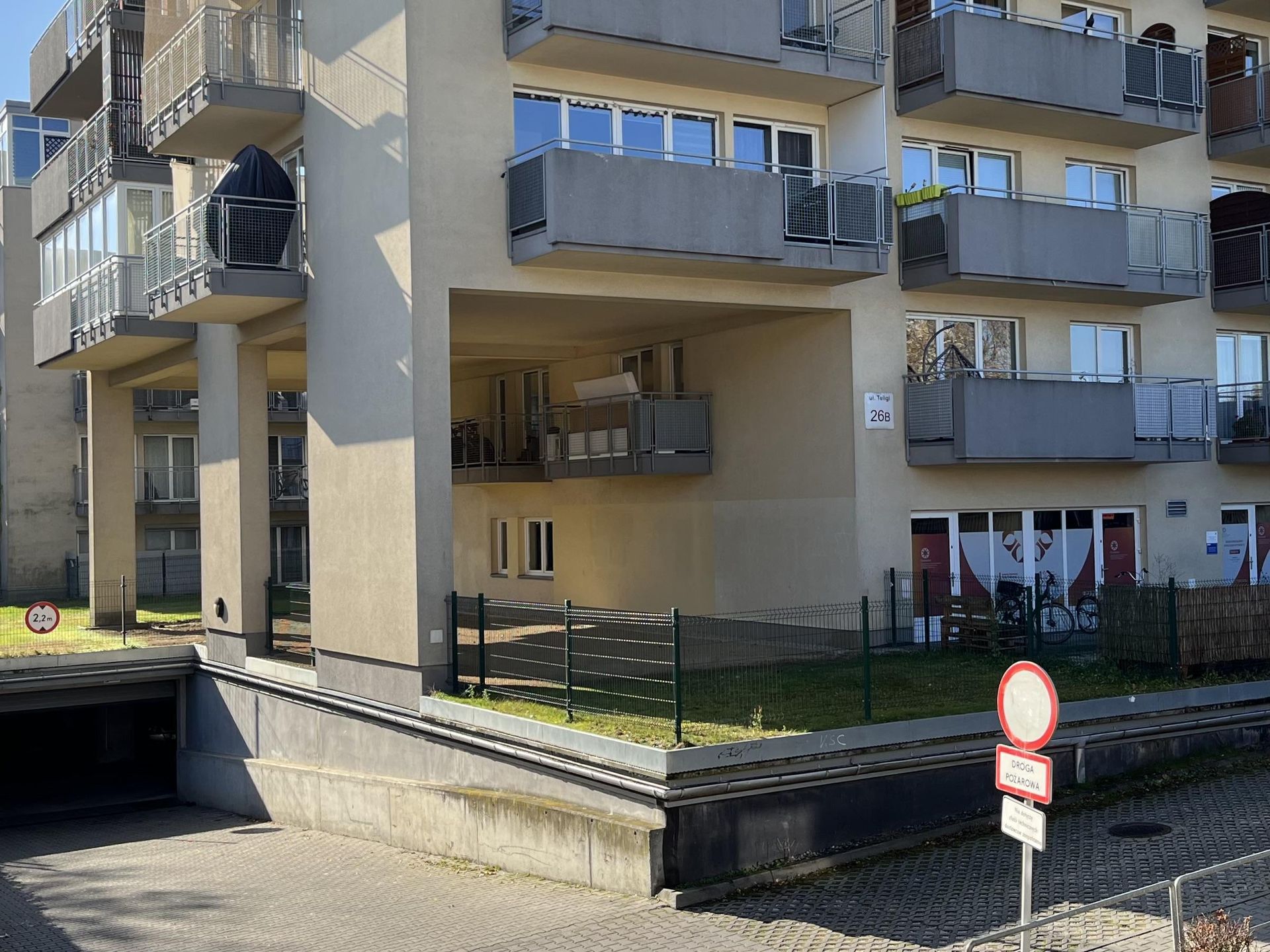 Teligi 26 w Krakowie. Blok z ukrytym balkonem