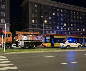 Groźny wypadek w Warszawie. Samochód i dwa tramwaje rozbite. Jeden z nich się wykoleił