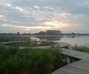 Zobacz, jak wygląda pomost w Słupcy. Drewniane okręgi cały czas przyciągają turystów!