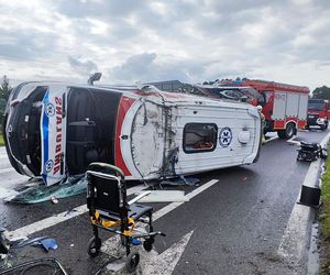 Tuszyn. Wypadek karetki. Uderzyła w nią 35-latka z dzieckiem [ZDJĘCIA]