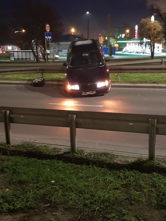 Nietypowy wypadek na Kamiennej w Bydgoszczy! Auto wjechało na barierki! [ZDJĘCIA]