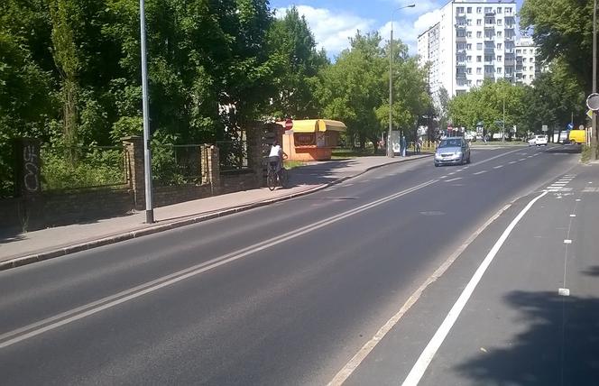 W tym przypadku rowerzystka łamie prawo.