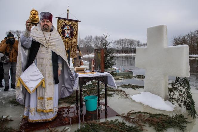 Prawosławni w Sławatyczach obchodzą Święto Jordanu. Woda w Bugu znów poświęcona