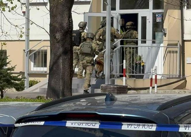 Kontrterroryści w liceum w Warszawie! Teren odgrodzony. Co się dzieje?