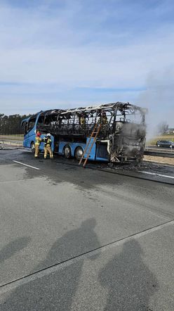 Na A2 na wysokości Gręzowa zapalił się autobus turystyczny