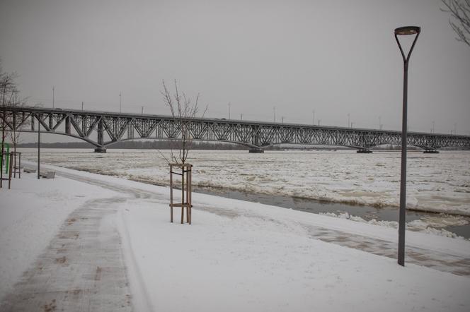 Płock. Skoczył z mostu Piłsudskiego do skutej lodem Wisły! [ZDJĘCIA, AKTUALIZACJA]