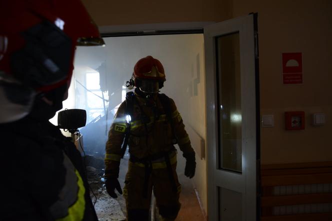 Pożar dachu na szkole w Cedzynie